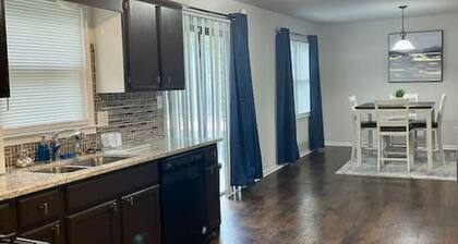 Dream Getaway Home in Snellville, Front Yard, Deck and Smart TVs in Every Room!