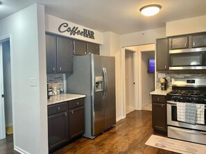 Een koelkast, een magnetron, een oven, een kookplaat