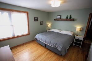 4 bedrooms, iron/ironing board, WiFi, bed sheets