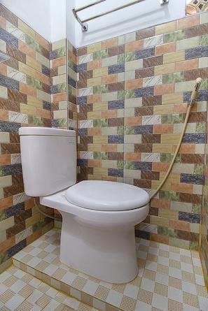 Standard Single Room | Bathroom | Shower, towels, toilet paper - Restu Inn (Bandar Lampung)