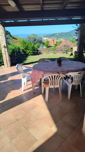 Outdoor dining - Detached and panoramic villa, located 700 MT from the sea (domus de maria)
