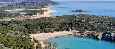 Una spiaggia nelle vicinanze