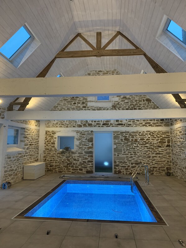 Indoor pool, a heated pool - Gîte de Campagne Avec Piscine Intérieure Chauffée (Guiler-sur-Goyen)