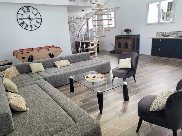 Fernseher, Kamin, Tischfußball, Tischtennisplatte