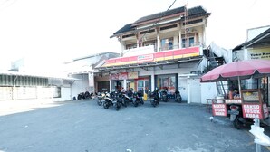A building with a sign for Alfamart and a food cart labeled "Baksot Tusuk Kuah." - SPOT ON 92068 Pudja Kesuma Homestay Syariah Yogyakarta (Sleman)