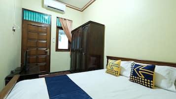 Laptop workspace, blackout curtains, free WiFi, bed sheets