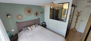 5 quartos, ferros/tábuas de passar roupa, berço de viagem