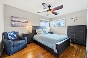 4 bedrooms, iron/ironing board, free WiFi - Location, Location! City Park, Spearfish Creek, Walking Path and Fish Hatchery. (Spearfish)