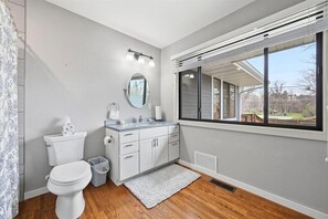 Shower, hair dryer, towels, toilet paper - Location, Location! City Park, Spearfish Creek, Walking Path and Fish Hatchery. (Spearfish)