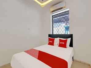 ห้องสแตนดาร์ดดับเบิล | โต๊ะทำงาน, ผ้าปูที่นอน