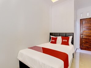 Standard Double Room | Desk, bed sheets - OYO 92166 Nirwana Inn Syariah (Sewon)