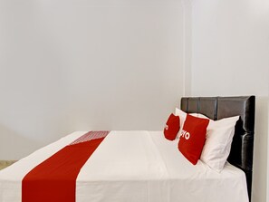 Standard Double Room - OYO 92166 Nirwana Inn Syariah (Sewon)