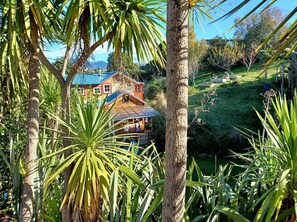 Property grounds - Kauri Homestead: Family Hideaway in Raglan's Heart (Raglan)