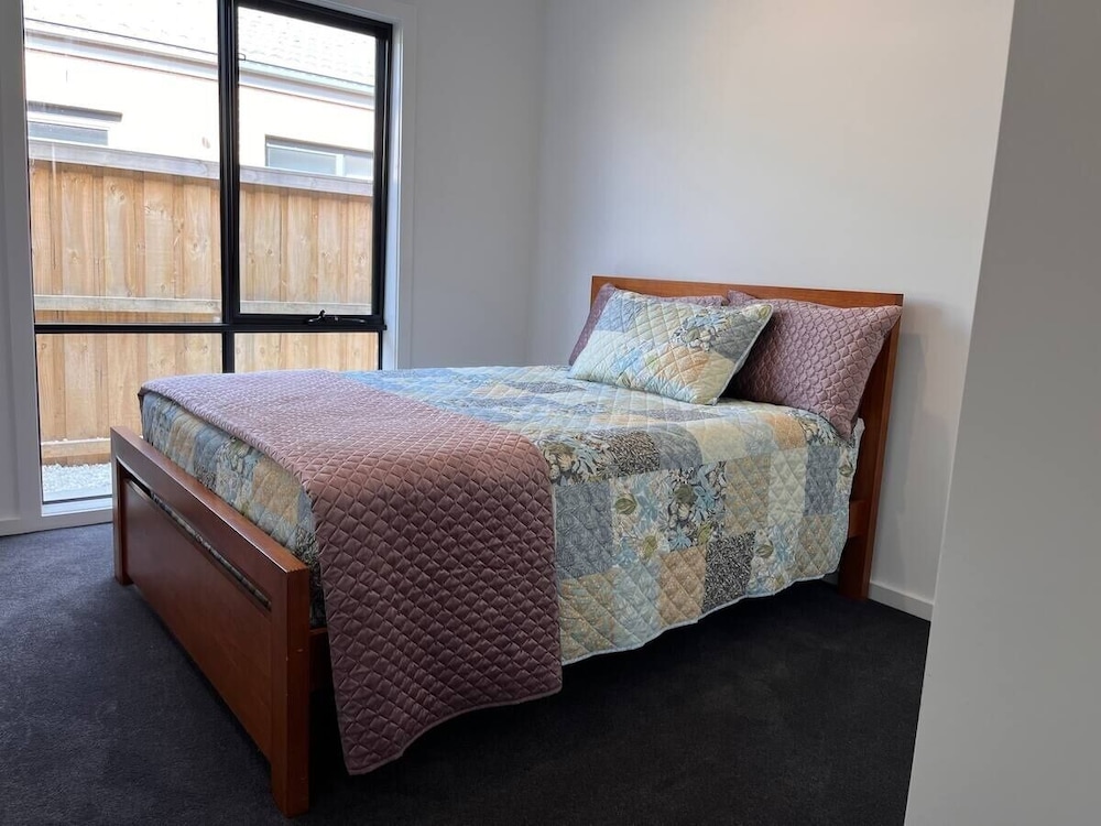 Spacious 4 bed family home in Melton (near Warrawong Estate) Melton