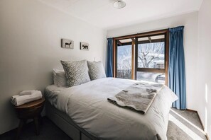 4 makuuhuonetta, työpöytä, ilmainen Wi-Fi, vuodevaatteet