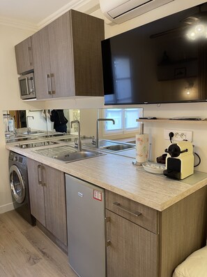 Fridge, microwave, stovetop, dishwasher