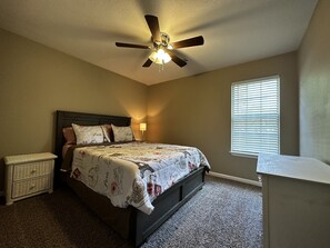 3 chambres, fer et planche à repasser, Wi-Fi, draps fournis