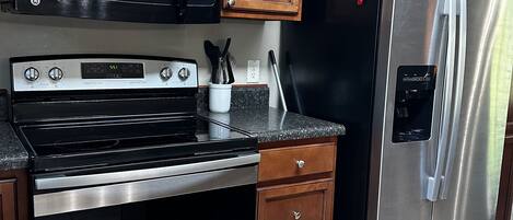 Réfrigérateur, four à micro-ondes, un four, surface de cuisson