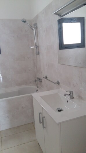 Een douche, handdoeken