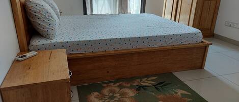 2 habitaciones, tabla de planchar con plancha, wifi y ropa de cama