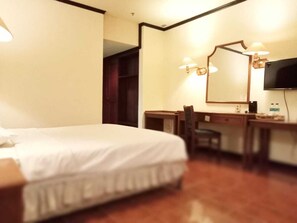Standard Double Room | Premium bedding, laptop workspace, free WiFi, bed sheets - A' Bahtera Residence (Balikpapan)