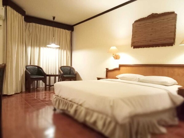 Ropa de cama de alta calidad y espacio para trabajar con laptop 