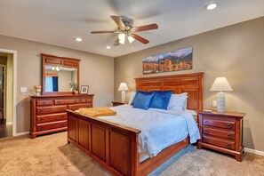 5 slaapkamers, een bureau, een strijkplank/strijkijzer, reisbedje