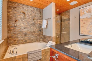 Douche, séchoir à cheveux, serviettes fournies, savon