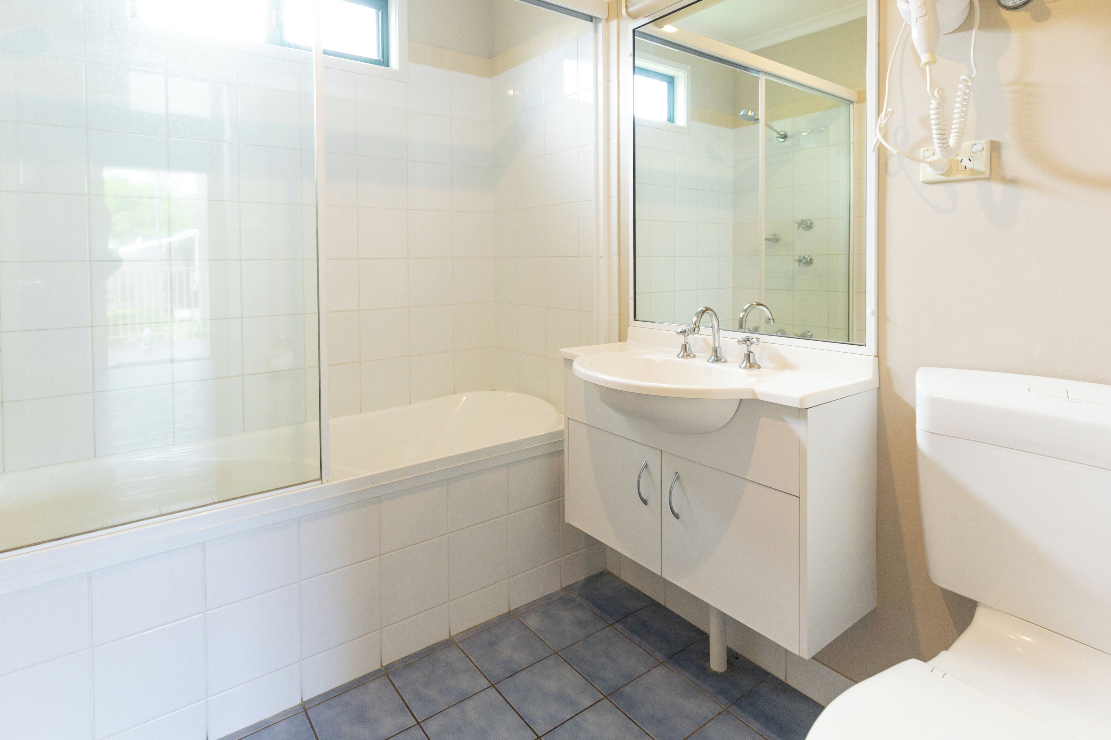 Un baño moderno con bañera, lavabo e inodoro.
