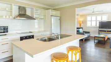 Frigorífico, microondas, horno y placa de cocina