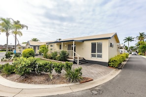 Standard Cabin | Terrace/patio - NRMA Forster Tuncurry Holiday Park (Tuncurry)