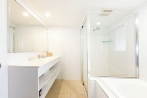Villa, 2 Bedrooms, Lake View | Bathroom | Shower, towels - NRMA Forster Tuncurry Holiday Park (Tuncurry)