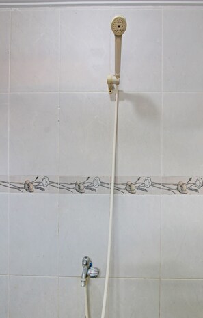 Chambre Double | Salle de bain | Douche, douche à « effet pluie », savon