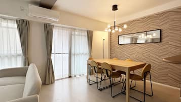 Apartamento básico | Cortinas blackout, ferros/tábuas de passar roupa, Wi-Fi de cortesia