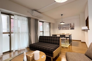 Basic Triple Room | Living area | Flat-screen TV