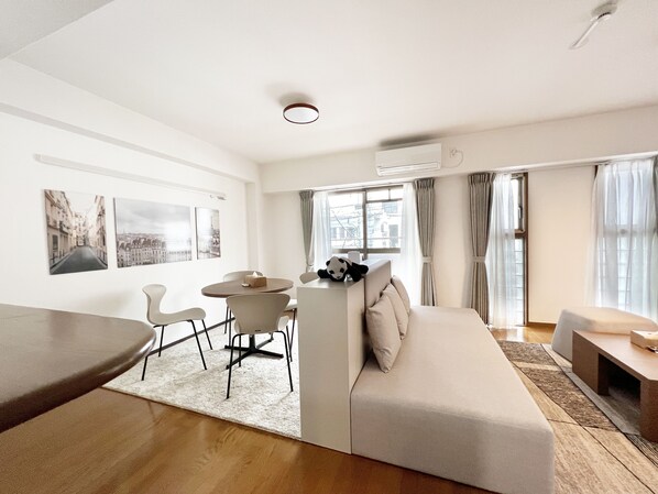 Basic Quadruple Room | Living area | Flat-screen TV