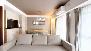 Quarto casal design | Cortinas blackout, ferros/tábuas de passar roupa, Wi-Fi de cortesia