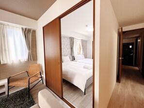 Kamar Double Desain | Area keluarga | TV layar datar