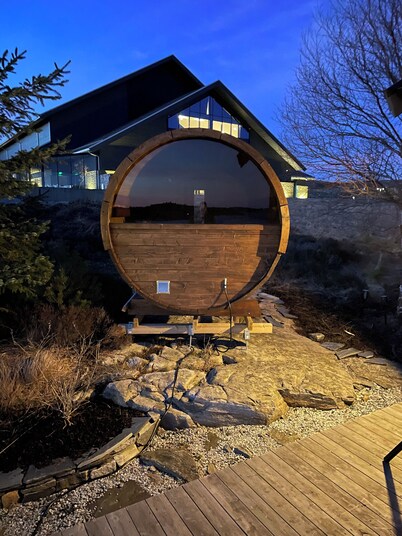 Spacious seaside cabin with hot tub and sauna – sleeps 11