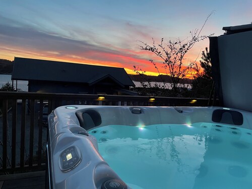 Spacious seaside cabin with hot tub and sauna – sleeps 11