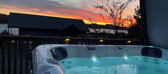 Spacious seaside cabin with hot tub and sauna – sleeps 11