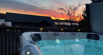 Spacious seaside cabin with hot tub and sauna – sleeps 11