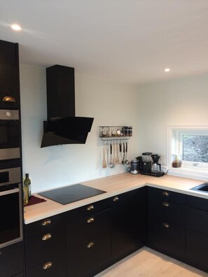 Fridge, microwave, oven, stovetop - Spacious seaside cabin with hot tub and sauna – sleeps 11 (Bergen)