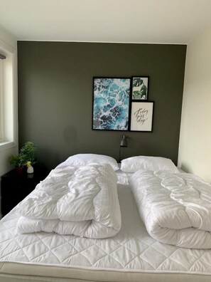 5 bedrooms, iron/ironing board, travel cot, free WiFi - Spacious seaside cabin with hot tub and sauna – sleeps 11 (Bergen)