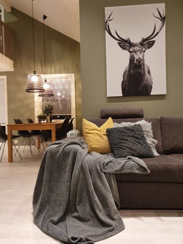 Smart TV, video games, books, stereo - Spacious seaside cabin with hot tub and sauna – sleeps 11 (Bergen)
