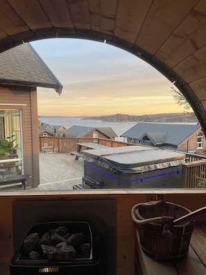 Property grounds - Spacious seaside cabin with hot tub and sauna – sleeps 11 (Bergen)