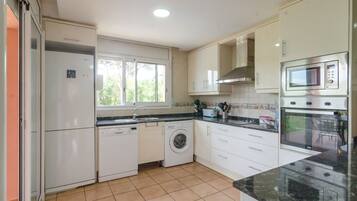 Een koelkast, een microgolfoven, een oven, een kookplaat