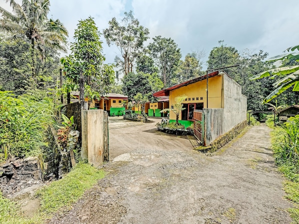 Vista frontal de la propiedad