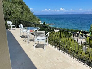 Property grounds - Villa Margarita on the beach. (Corfu)