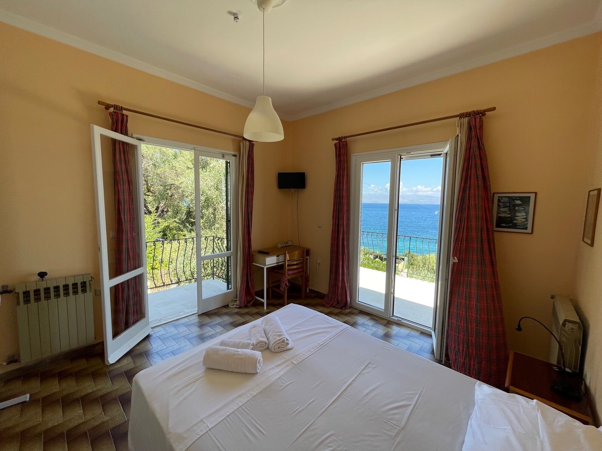 2 bedrooms, desk, iron/ironing board, travel crib